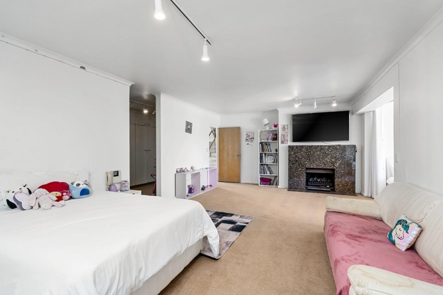 5 Bedroom Property for Sale in Fresnaye Western Cape